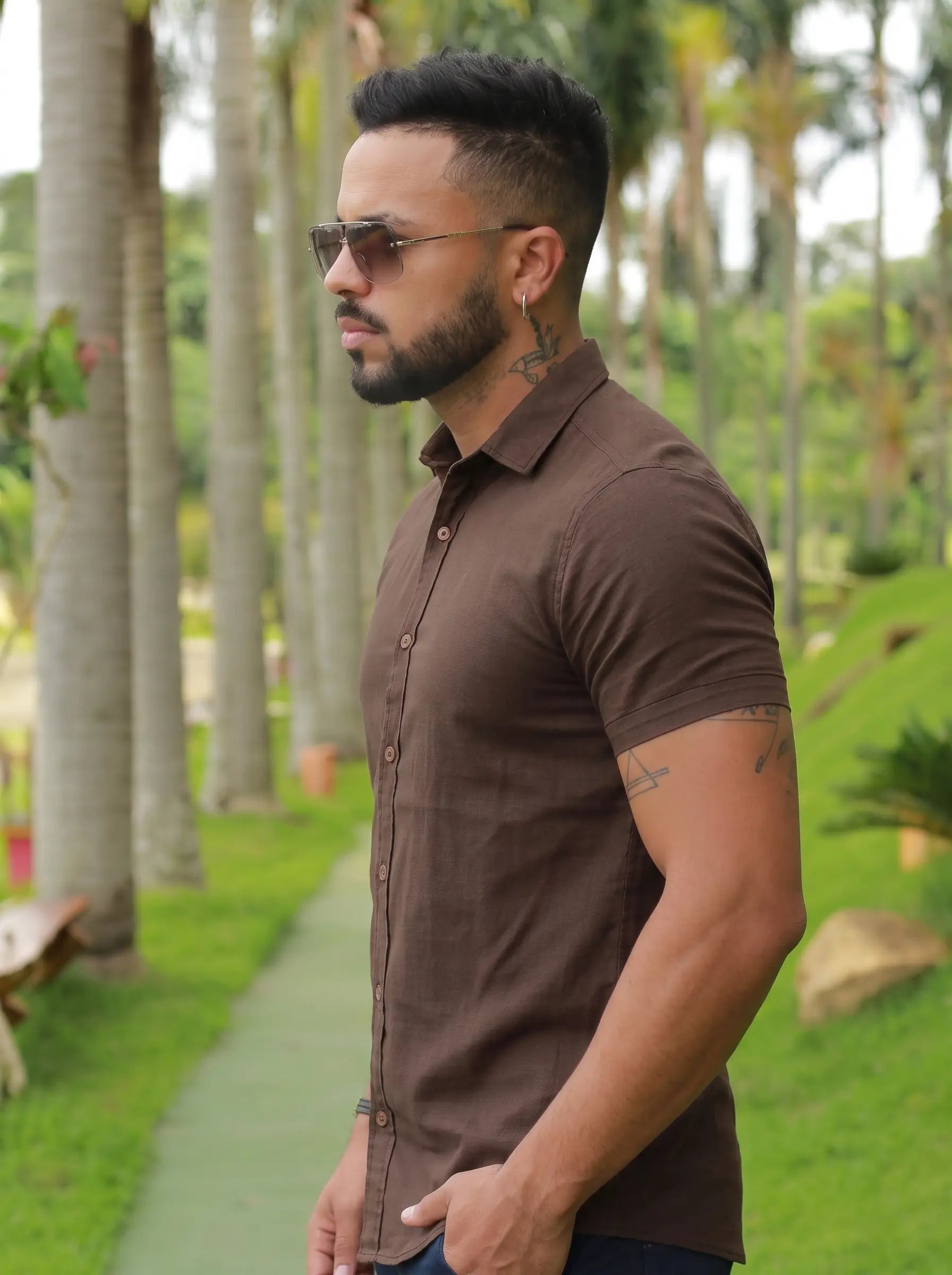 Camisa slim fit Linho Belga Marrom Chocolate Com Botões em Madeira