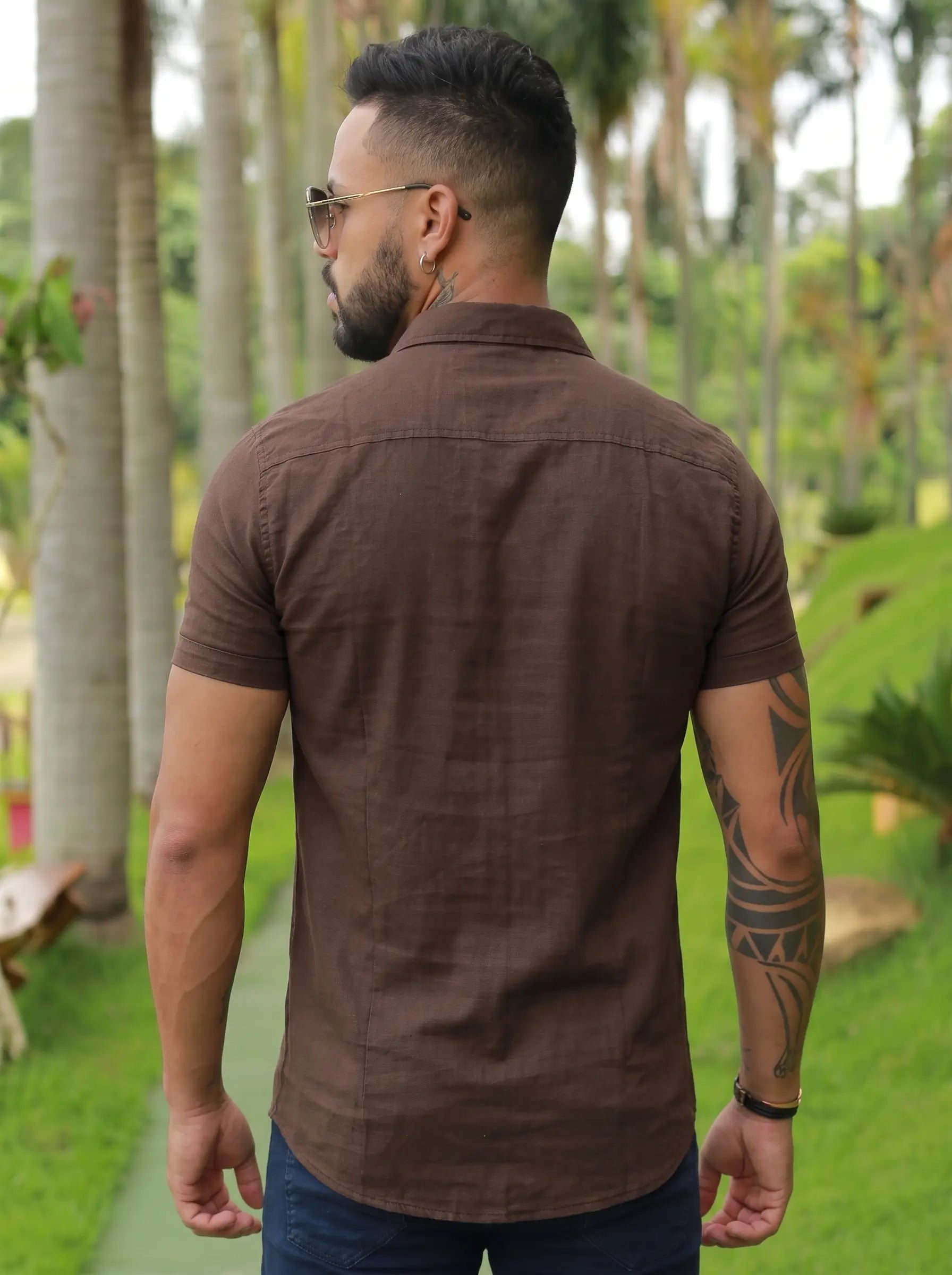 Camisa slim fit Linho Belga Marrom Chocolate Com Botões em Madeira