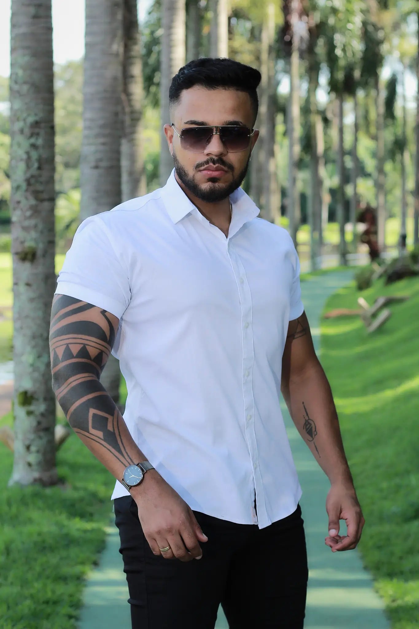 Kit 2 Camisas Slim Fit E 1 Calça Esporte fino com Elastano 189,99 / Preta/Branca/Calça Cinza