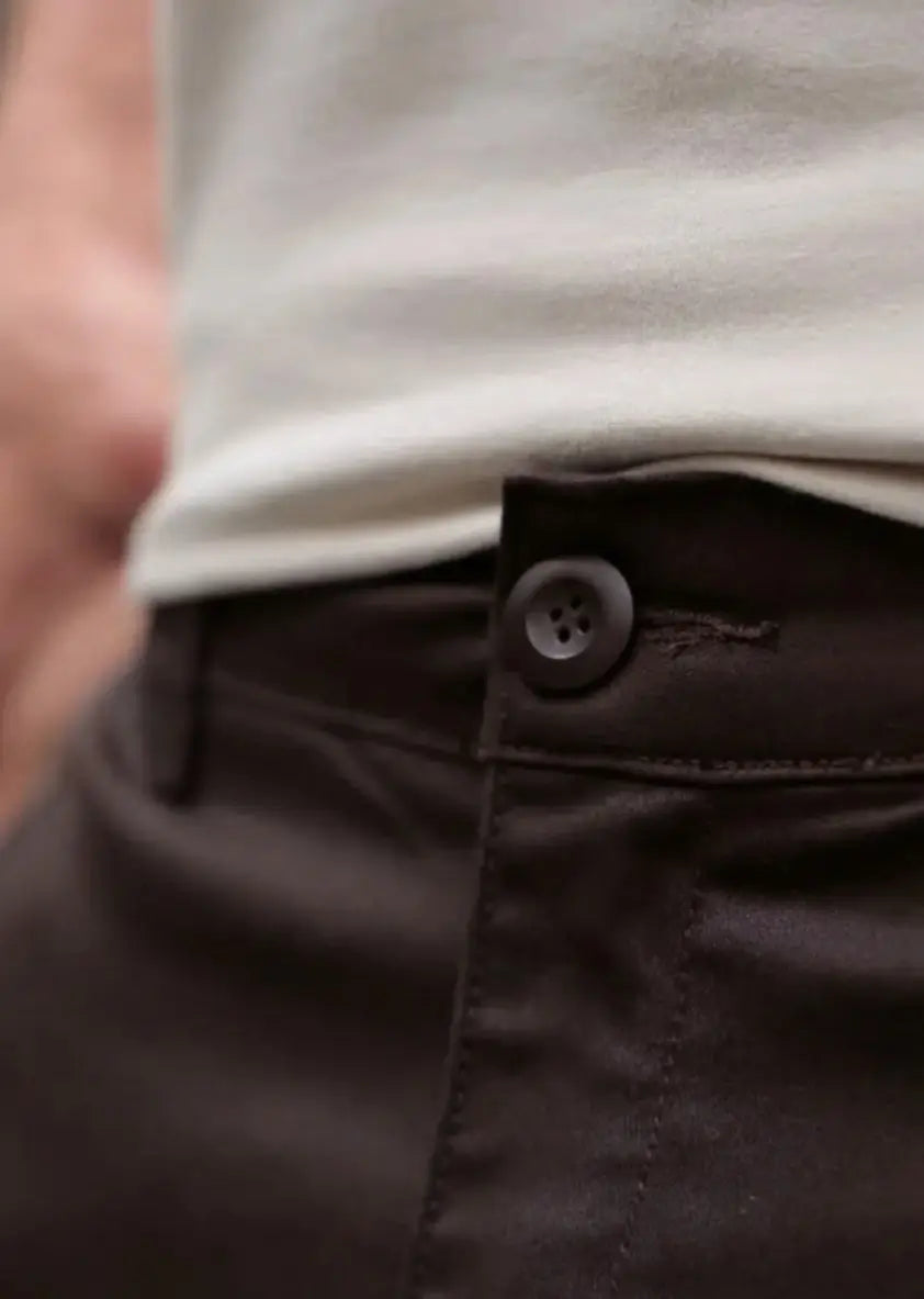 Calça alfaiataria Marrom Chocolate bolso faca 5% de elastano