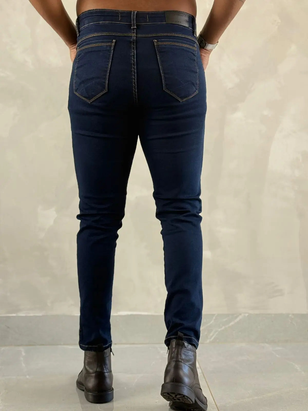 Calça Jeans  Azul Intenso Com Elastano Premium Com Etiqueta De Couro